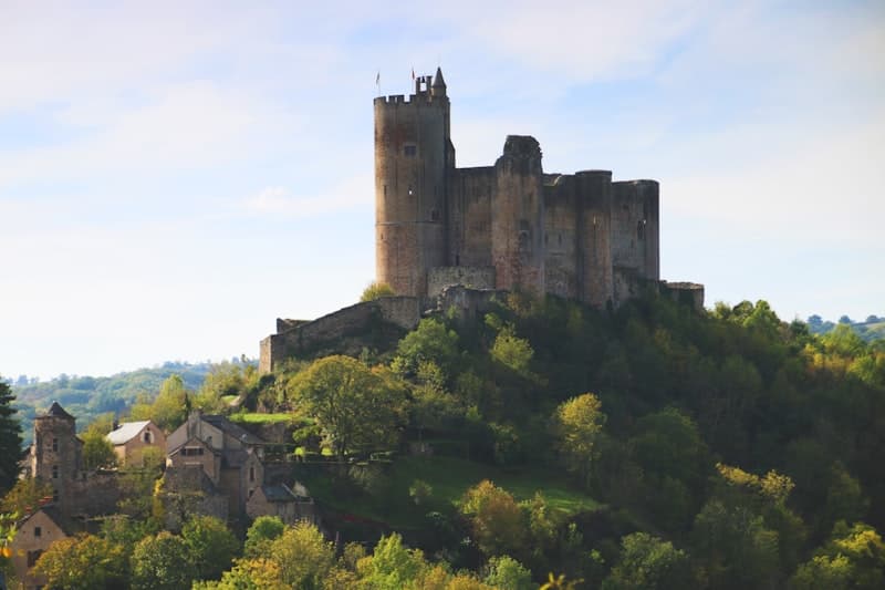 La forteresse royale de Najac dressée sur son piton rocheux boisé