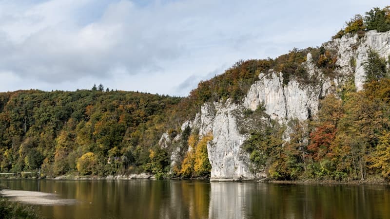 Falaises calcaires plongeant dans la rivière, paysage des gorges de l'Aveyron