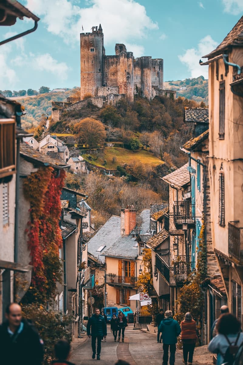 Rue du village médiéval de Najac avec la forteresse royale en arrière-plan